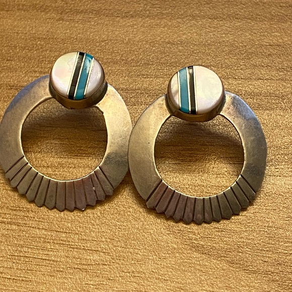 Vintage Zuni round sterling silver earrings, inlaid with turquoise, onyx and MOP - Picture 5 of 14